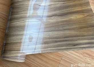 la madera decorativa gruesa de la película del PVC de 0.30m m efectúa la alta superficie del lustre