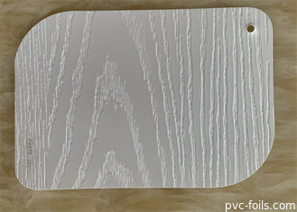 La madera blanca grabó en relieve la película decorativa del PVC para las puertas de la cocina de la prensa de la membrana