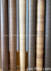 Película de revestimiento de perfiles de grano de madera de PVC para decoración de paneles de puertas