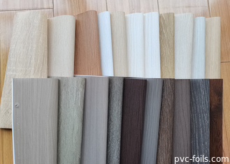 Película de envoltura de PVC de grano de madera de roble rústico para el cambio de imagen de los paneles de muebles