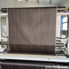 Membrana de papel laminado de PVC de grano de madera oscuro para la prensa de vacío de la puerta del gabinete MDF