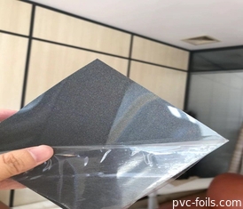 La hoja decorativa del Pvc para la piel de la puerta de gabinetes color sólido el rollo de los 300m
