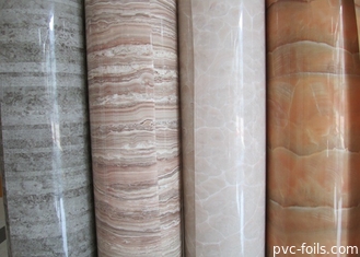 La alta película resistente de calefacción del PVC del lustre para las puertas vetea efecto