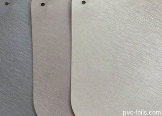 De plata cepillada grabó en relieve el rollo decorativo de la hoja del PVC ignifuga 3D grabó en relieve