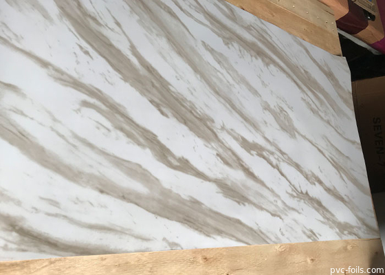 Película decorativa de PVC de efecto mármol gris blanco de alto brillo para encimera