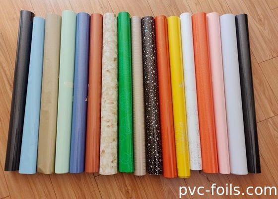 Rollo de película de PVC autoadhesivo para decoración de superficies interiores