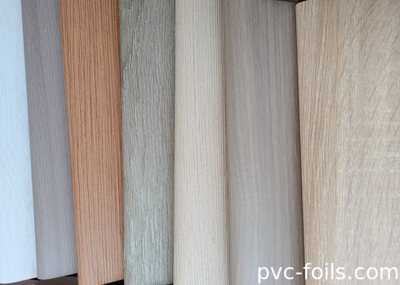 Película de envoltura de PVC de grano de madera de roble rústico para el cambio de imagen de los paneles de muebles