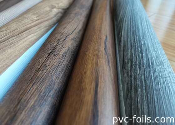 Película de envoltura de PVC de grano de madera de nuez oscura para renovar la cubierta del gabinete