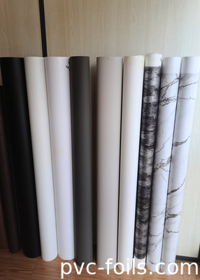 Película decorativa de PVC de mármol blanco mate para aplicaciones de prensa al vacío en paneles de muebles
