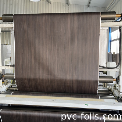 Membrana de papel laminado de PVC de grano de madera oscuro para la prensa de vacío de la puerta del gabinete MDF