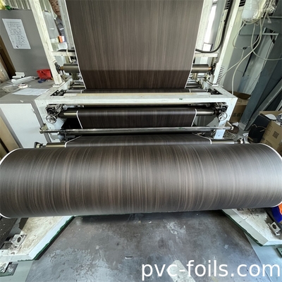 Película decorativa de PVC autoadhesiva con efecto de madera negra para la renovación de muebles
